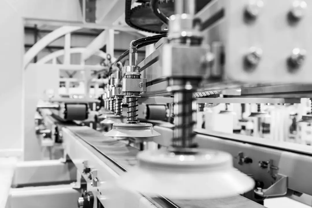 Maschinenbau bei der Systema Tech GmbH in Rheda-Wiedenbrück mit automatisierter Handling und Bearbeitungseinheit