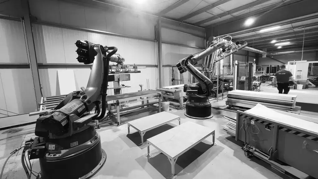 Industrieroboter in der Fertigungshalle der Systema Tech GmbH in Rhead-Wiedenbrück bei der automatisierten Bearbeitung von Metallprofilen